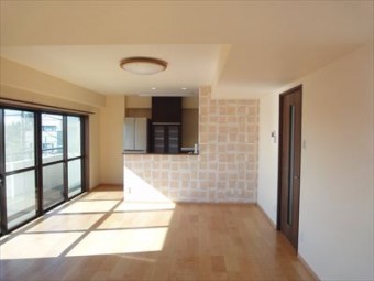 家族みんなが集まる明るいリビングに